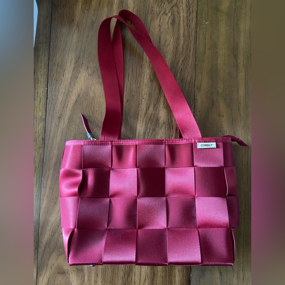 Comley seatbelt purse red